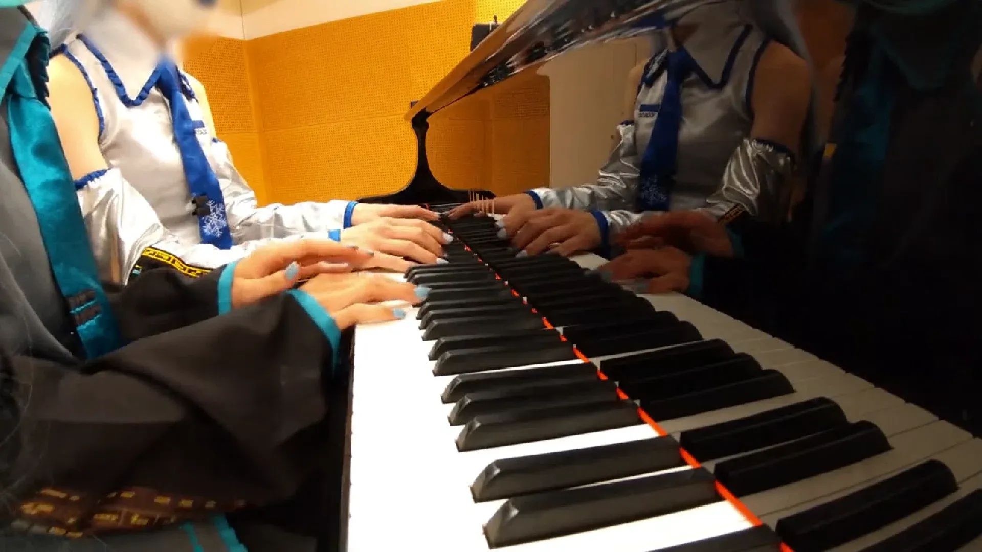ピアノを弾く2人の初音ミク